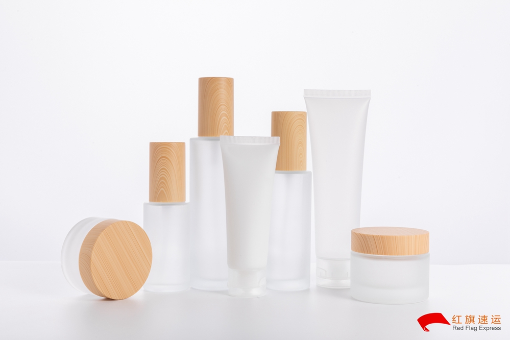 16392103916484.jpg 攝圖網_501396592_護膚品分裝化妝品套裝白底(企業商用)_副本.jpg